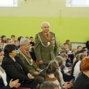 uczniowie pamietaja o zolnierzach 4 dywizji piechoty 2